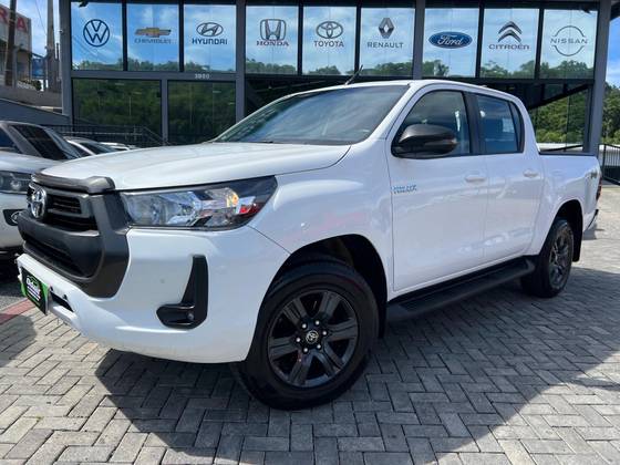 TOYOTA HILUX 2.8 D-4D TURBO DIESEL CD SR 4X4 AUTOMÁTICO